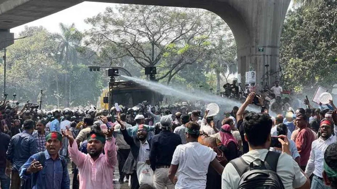 যমুনার দিকে যাত্রা বেসরকারি শিক্ষকদের, লাঠিচার্জে আহত ৫